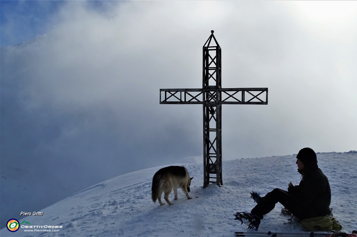 47 Alla croce di vetta del Grem (2049 m) mentre la nebbia si sta diradando....JPG